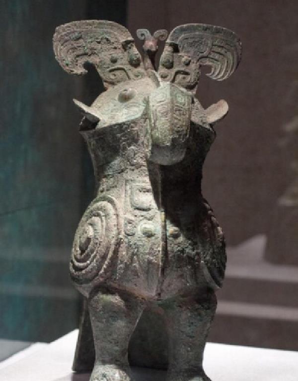 三星堆出土鸮形尊,惊艳整个考古界,它与华夏文明是否有关呢?