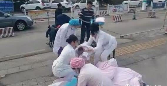女大学生上个厕所就生了孩子,我们生孩子那么难?原因