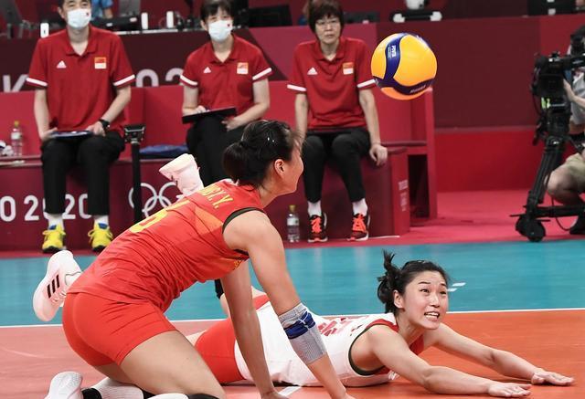 女排首胜难掩尴尬,王梦洁表现尴尬,郎平承认错误,不该