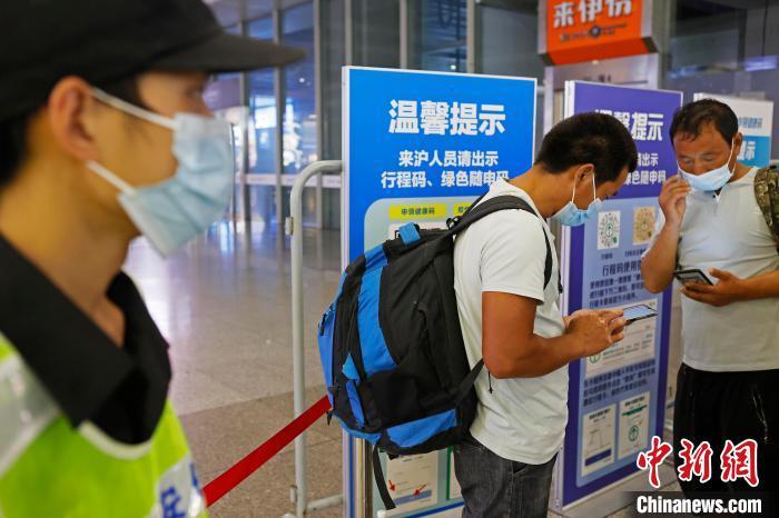 上海各火车站疫情防控升级 所有抵沪旅客均需查验健康