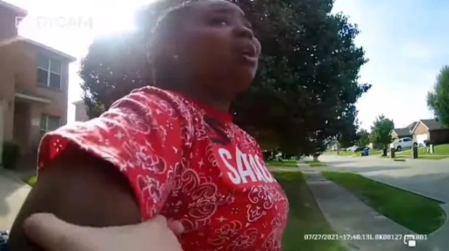 视频显示美国警察压在18岁黑人女孩身上,后者惨叫"我不能呼吸"