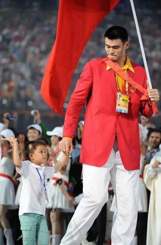 开幕式当天,中国男篮队员姚明与汶川地震中的小英雄林浩并肩走进奥运