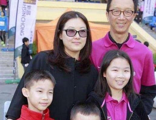 42岁的跳水女皇伏明霞,和3个孩子的生活美满,老公却略