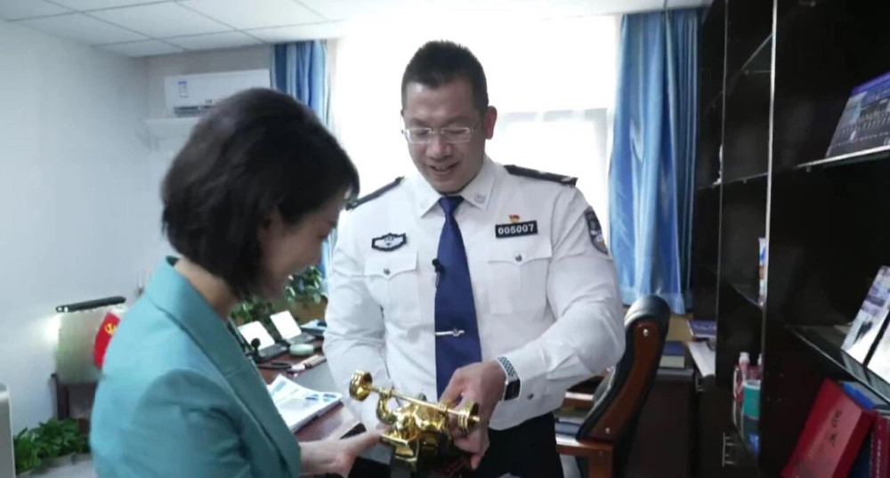 北京这位公安局长的肌肉快把白衬衫撑爆了!外号"中国警察版巨石强森"