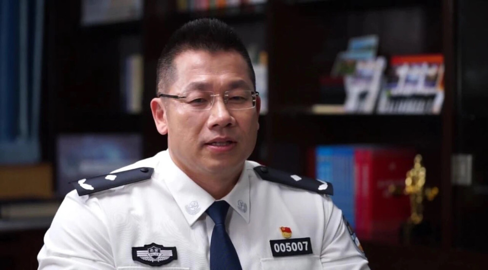 北京这位公安局长的肌肉快把白衬衫撑爆了!外号"中国警察版巨石强森"