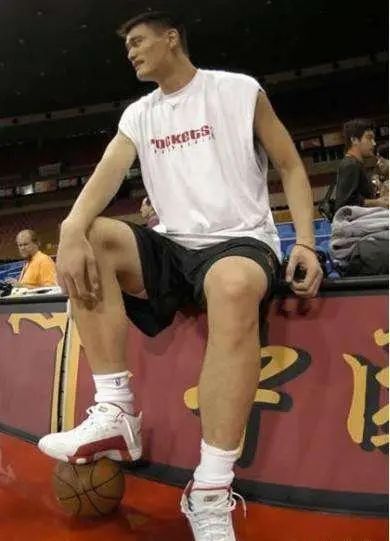 nba巨人的脚有多大?杜兰特脚像镰刀,一人穿59码的鞋子