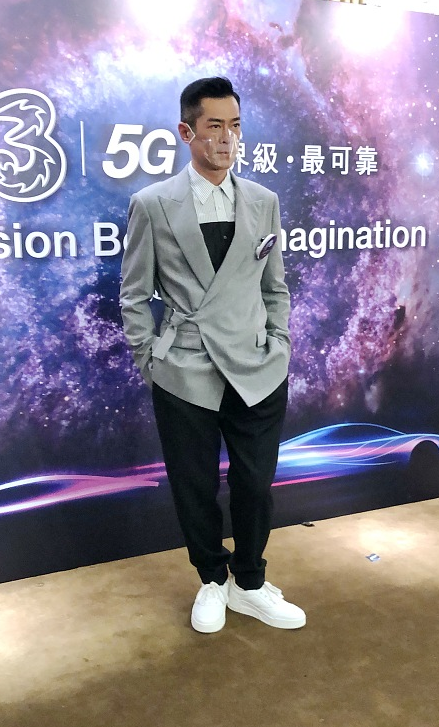 感觉古天乐真的老了,但颜值依旧没变,穿灰色西装还是那么精神