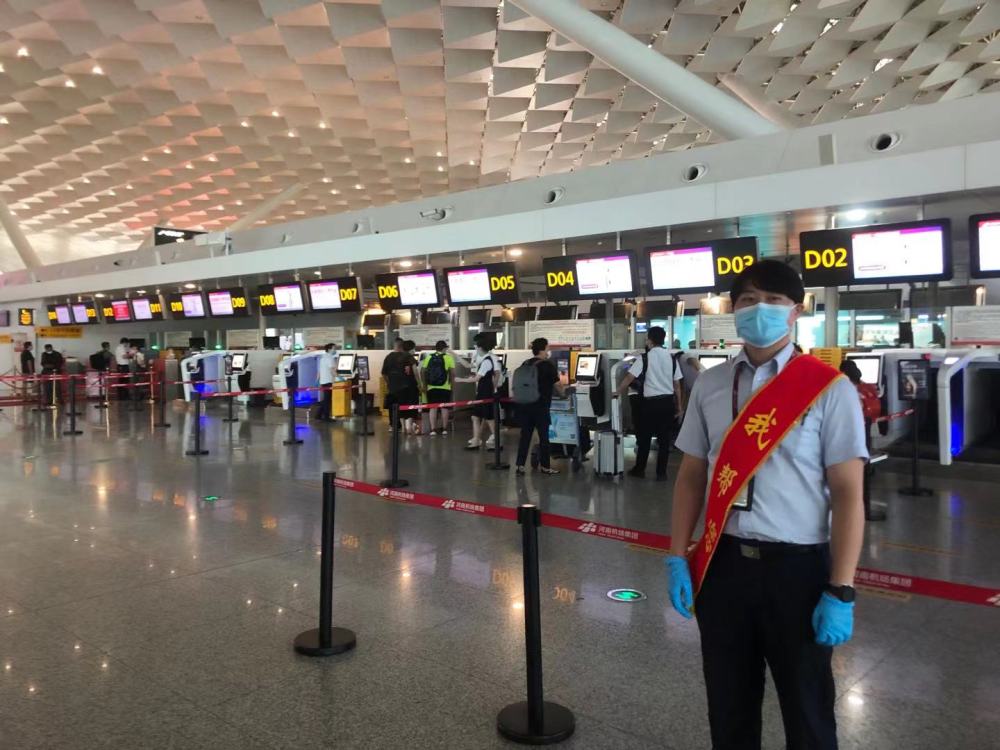 进入郑州机场t2航站楼的人员,需规范佩戴口罩,保持安全社交距离,接受