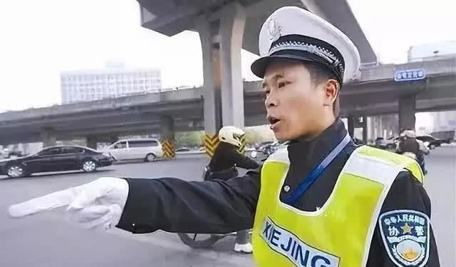 辅警迎来"好消息",满足四个条件可转公务员,薪资上涨