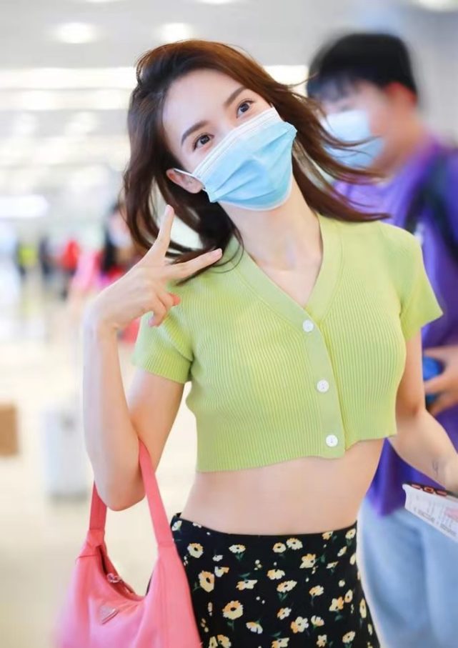 金晨在机场凹造型,穿开奶衫配斑点裙,造型甜美女团范十足