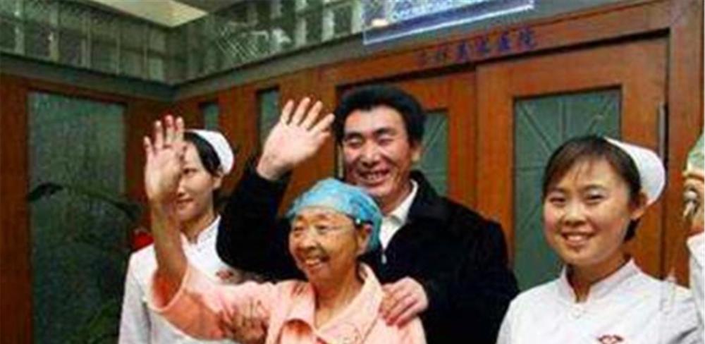 为嫁25岁小鲜肉,60岁老妇情愿做整容手术,二人如今过得怎样