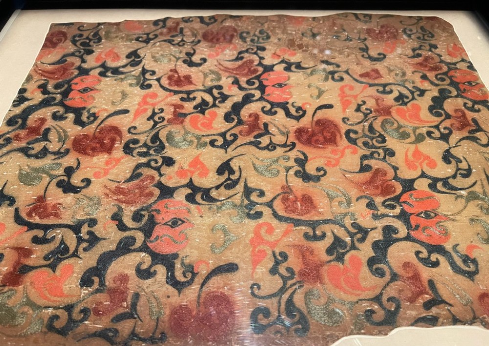 马王堆汉墓的锦也种类很多,有平面显花的几何纹锦,动物纹锦,茱萸纹锦
