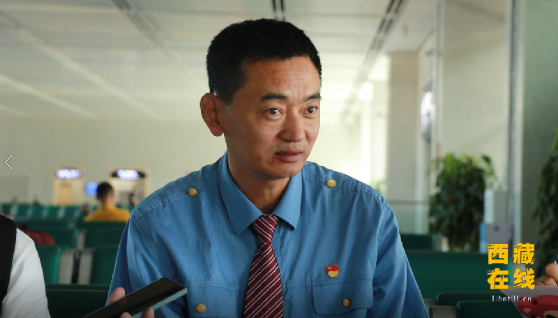 格尔木站机务段运转车间指导司机徐宝平(摄影:侯可欣)