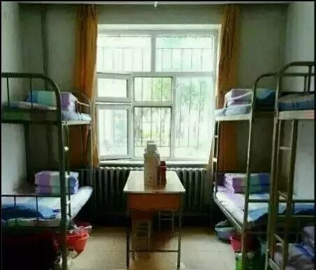 △ 八人间 哈尔滨体育学院 宿舍人数:3-8人间.