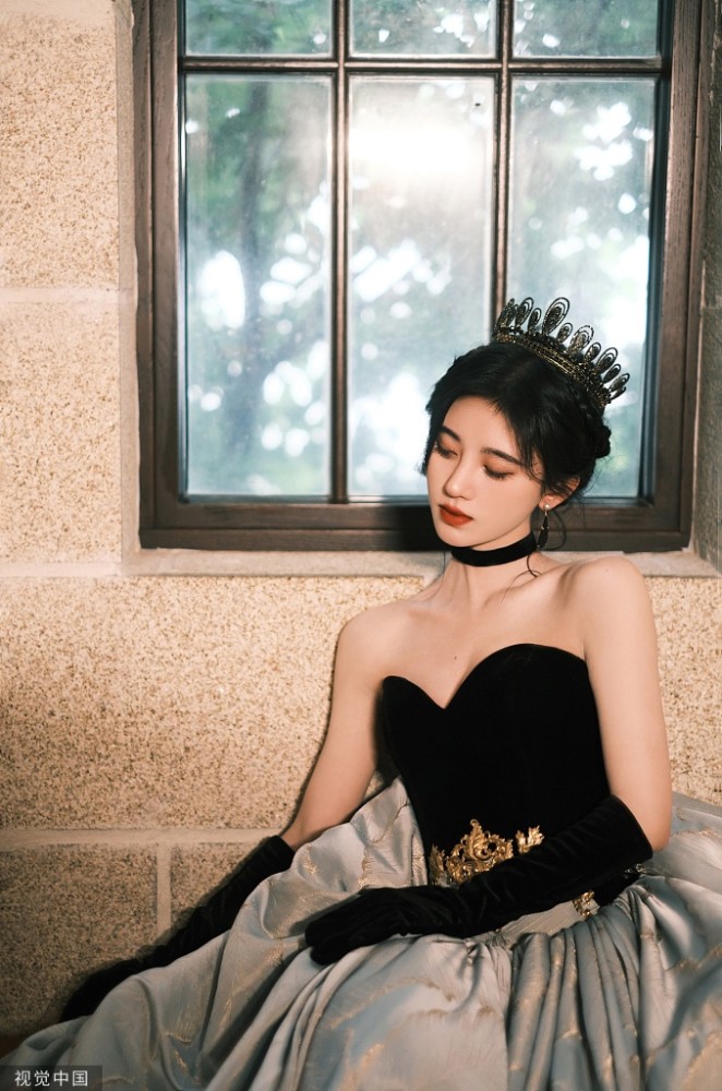 鞠婧祎黑银抹胸礼服黑手套黑色王冠女王气质