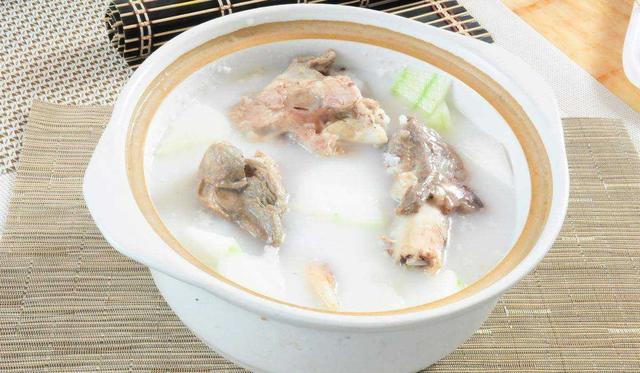 骨头汤,究竟能不能补钙?医生:若想增强骨量,4类食物可