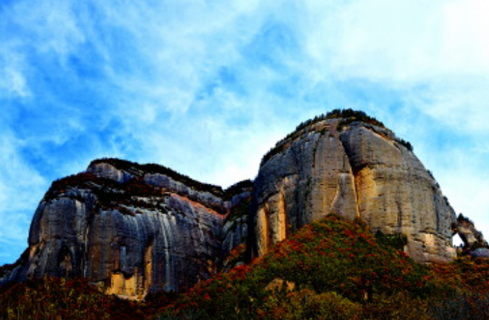 陕西丹霞地貌景区,划分为免费区和门票区,有"低配小华山"之誉