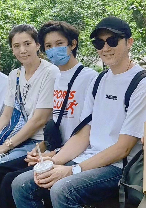 网友偶遇张智霖和儿子陪袁咏仪买包,魔童身高超妈妈帅气不输老爸