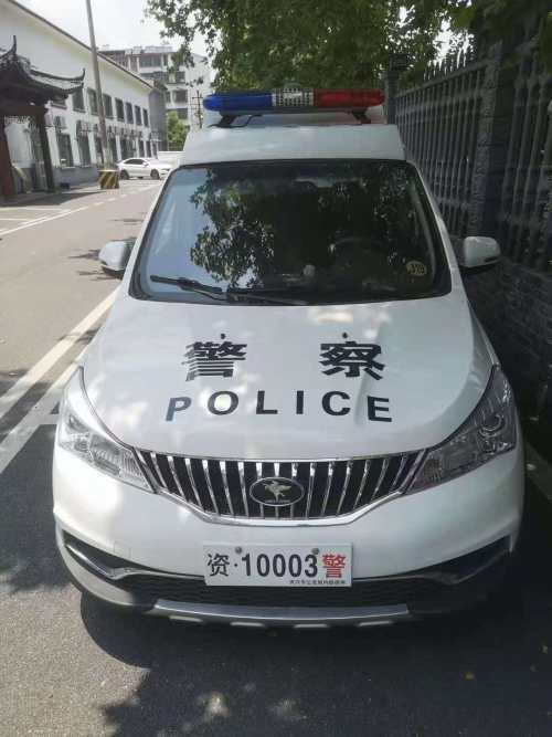 郴州一公安巡逻车自制车牌上路被指违法,回应:工作需要