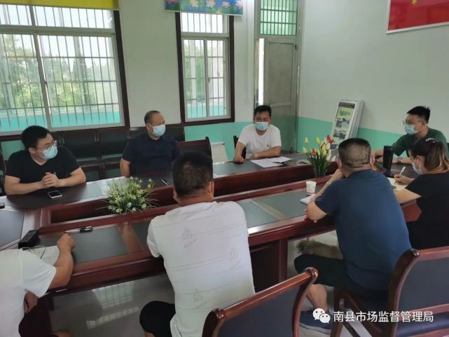 8月2日,南县市监局党组书记,局长何海林,副局长熊景文一行,前往茅草街