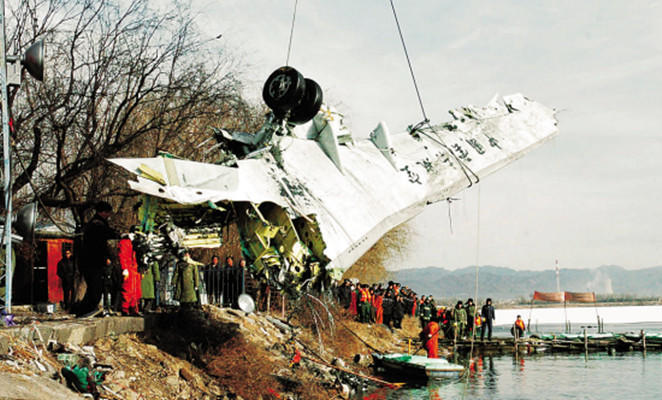 包头空难现场照片飞机掉湖里砸死冬泳者美貌空姐遇难