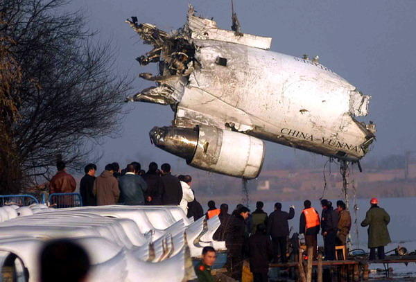 包头空难现场照片:飞机掉湖里,砸死冬泳者,美貌空姐