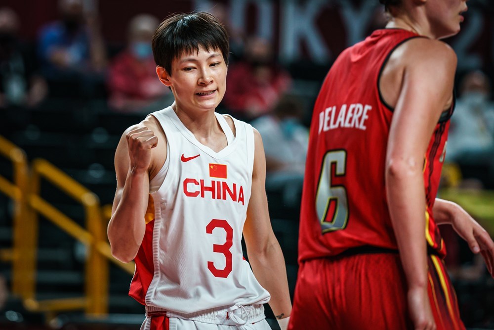 杨力维三分球4中2,10分4助;李缘7分3助;她们两个场上最矮的球员之间