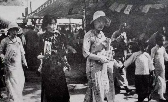 1935年北山庙会上,女子穿着时髦的旗袍.