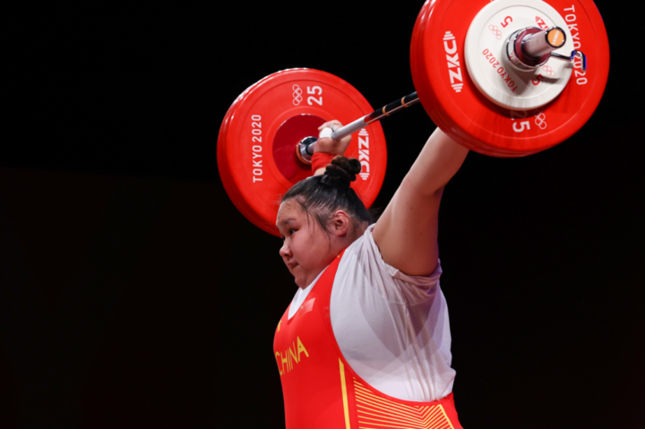 8月2日晚,东京奥运会举重女子87公斤以上级比赛,李雯雯以抓举140kg