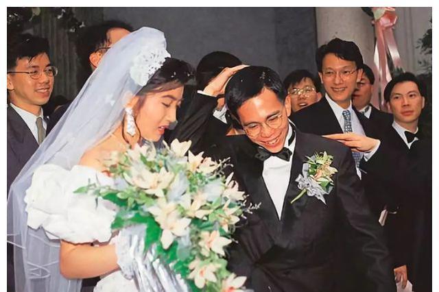 王富信结婚照片曝光,难怪出身普通的她,可以嫁给首富