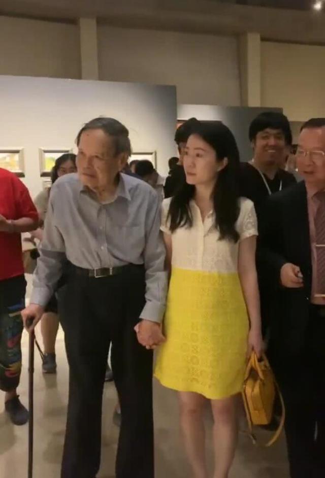 曝翁帆为97岁杨振宁产下一子杨振宁弟弟表态翁帆是个好女孩