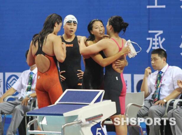 李淑一参加比赛的照片,左三是李淑一被救者妻子刘女士说,那天下午 2