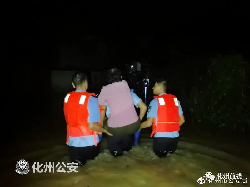 化州那务一老妇雨夜被困水浸屋警民合力紧急营救