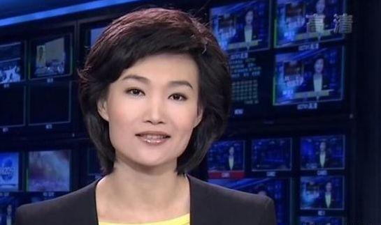 她是央视《新闻联播》女主持,为扮成熟戴13年假发,44岁仍单身!