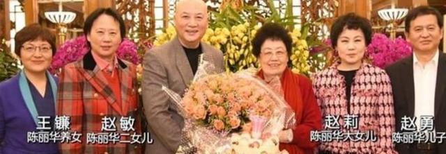 八十岁陈丽华捐款千万,丈夫迟重瑞合影站身后,被指地位不高