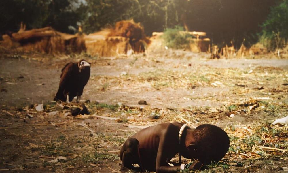 非洲大饥荒:1年活活饿死1600万人,食草根啃树皮宛如人间地狱