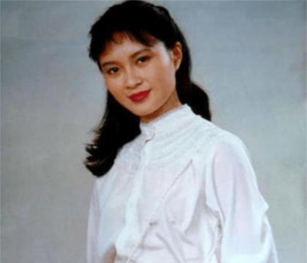 宁愿与导演丈夫离婚,也要嫁给小10岁屠洪刚的方舒,如今怎么样了?