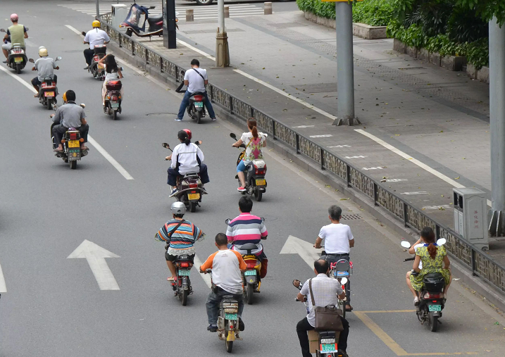 电动车上路有标准,骑车带好这些东西上路行驶,查再严也不"慌"