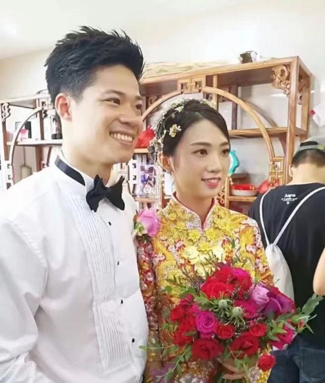 苏炳添与老婆林艳芳是青梅竹马,从校服到婚纱的爱情故事让人羡慕