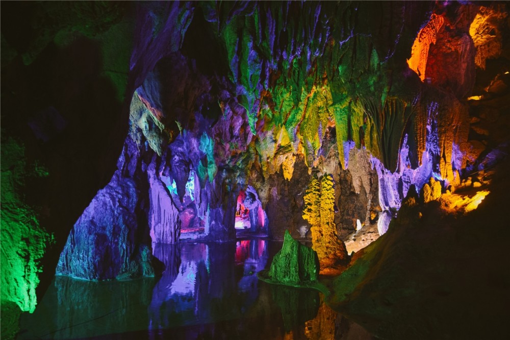 宝晶宫的大溶洞位于燕子岩中,从1981开始就被人物所发掘