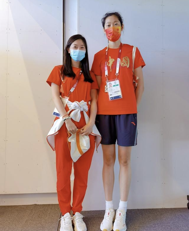 脱下击剑服的孙一文好美,穿小香风衬衫优雅高级,气质不输女明星