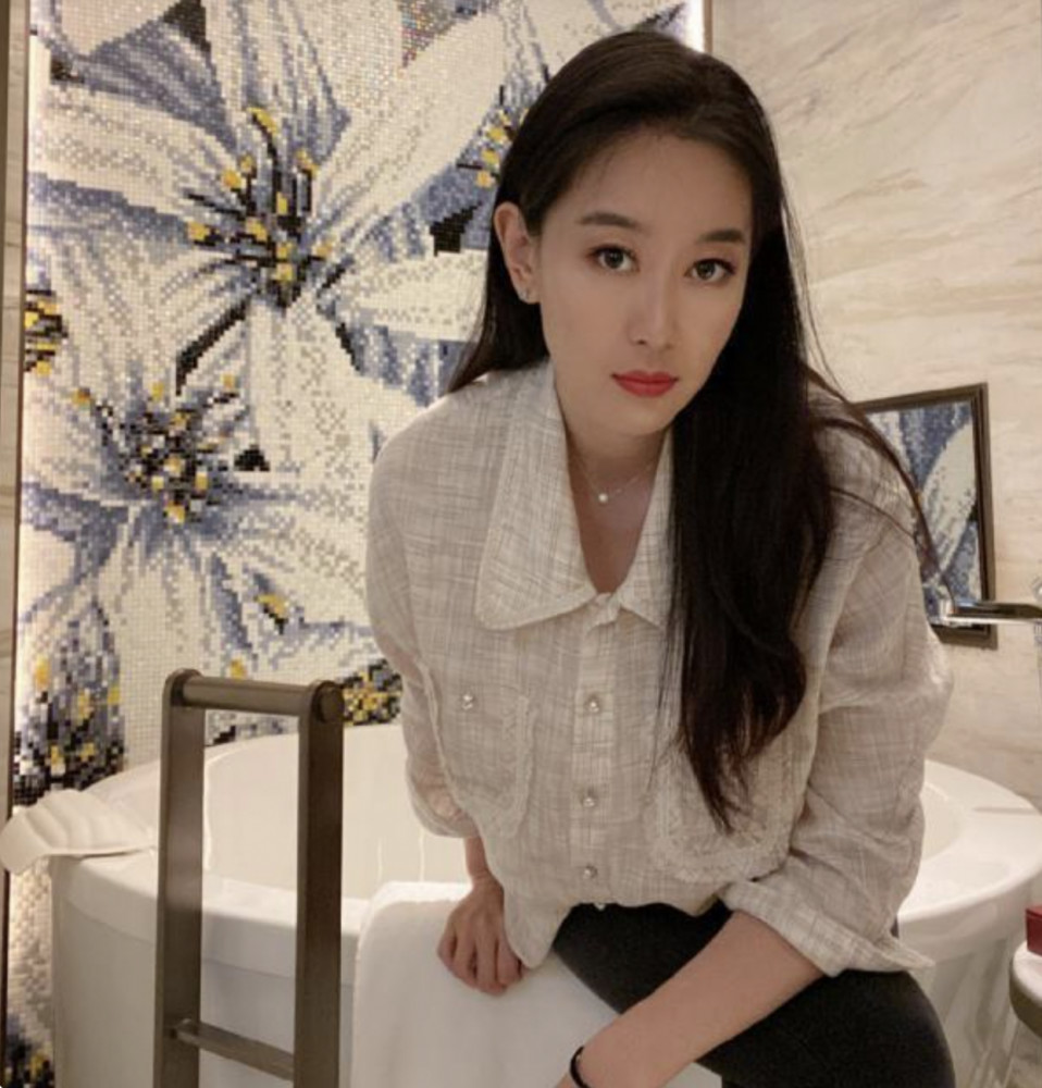 脱下击剑服的孙一文好美,穿小香风衬衫优雅高级,气质不输女明星