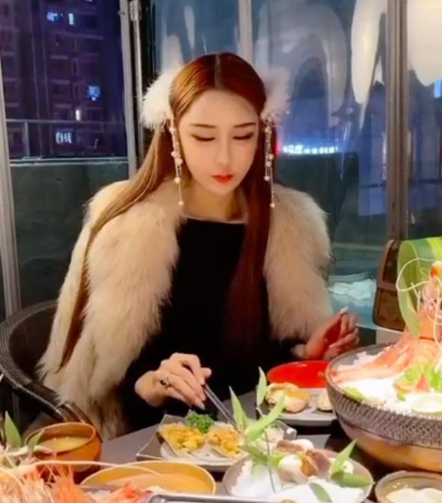 网红桃花宝宝多次整容,额头鼓起疼到睡不着,自曝被医院拒收