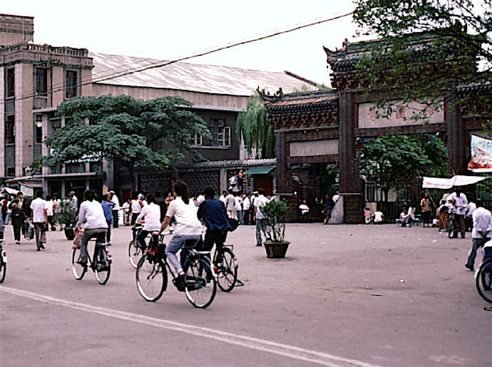 大相国寺附近街景,人们多是以老式自行车代步.