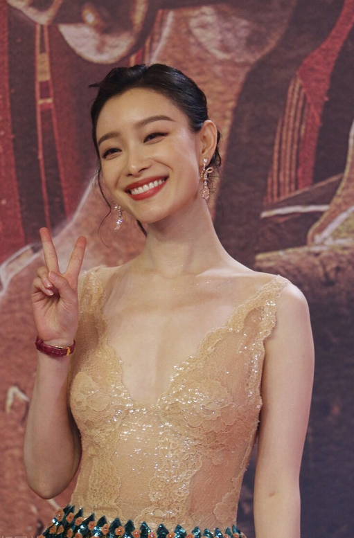 倪妮身材不算饱满却很敢穿一袭深v领裸色连衣裙亮相气质惊艳