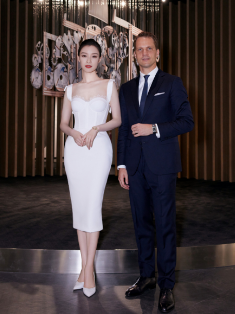 倪妮身材不算饱满却很敢穿一袭深v领裸色连衣裙亮相气质惊艳