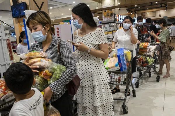 武汉疫情再燃大批市民抢购物资
