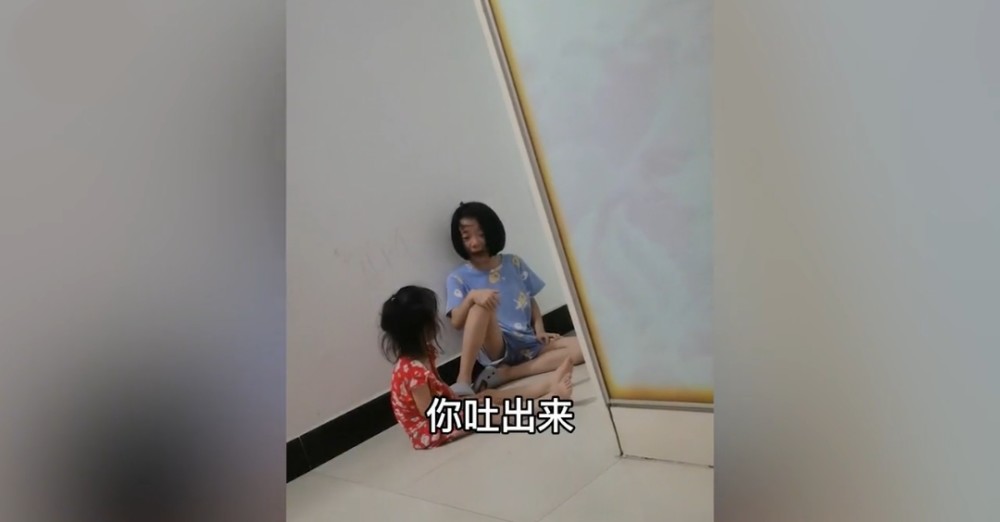 妹妹误吞十几颗药片,姐姐想尽办法驱吐无效,崩溃大哭大吼:吐出来!