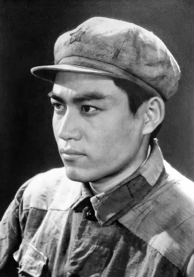 陈宝国在《大渡河》中扮演红军战士时的定妆照,眼神坚毅,面容严肃,很