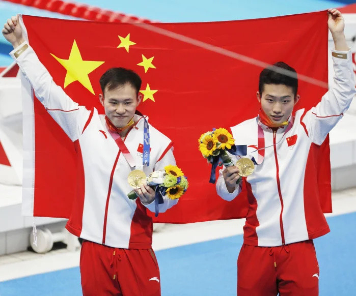 东京奥运会男子跳水单人三米板决赛上演,中国